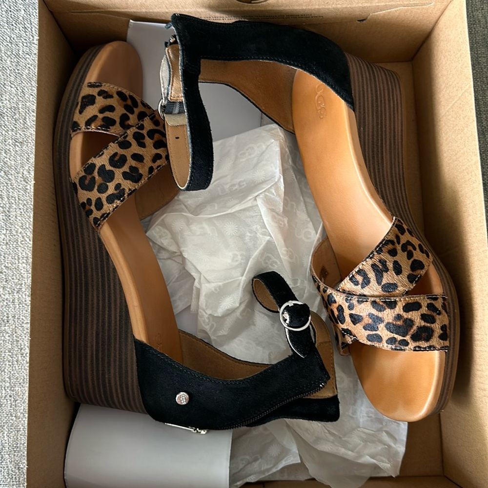 Super cute, cheetah and black wedge sandals with the back zip up. Cute+comfy